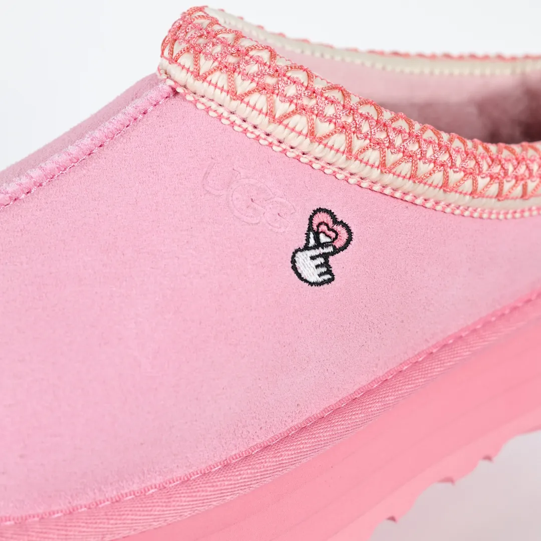 Copy price 💰560 Core recommendation of good price 5cm thick sole, independently developed original outsole, cashmere insole, keeping warm in winter, suitable for home use. In the new year, uug launched a style series, which is partially geared towards the preferences of young consumers. It has also moved to the forefront of fashion trends. Shoe body material, water-repellent coated suede upper, 17 mm UGGPURE™ implanted wool insole, lightweight non-slip and comfortable rubber outsole, with brand LOGO and trademark, with full package Size: 35 36 37 38 39 40
